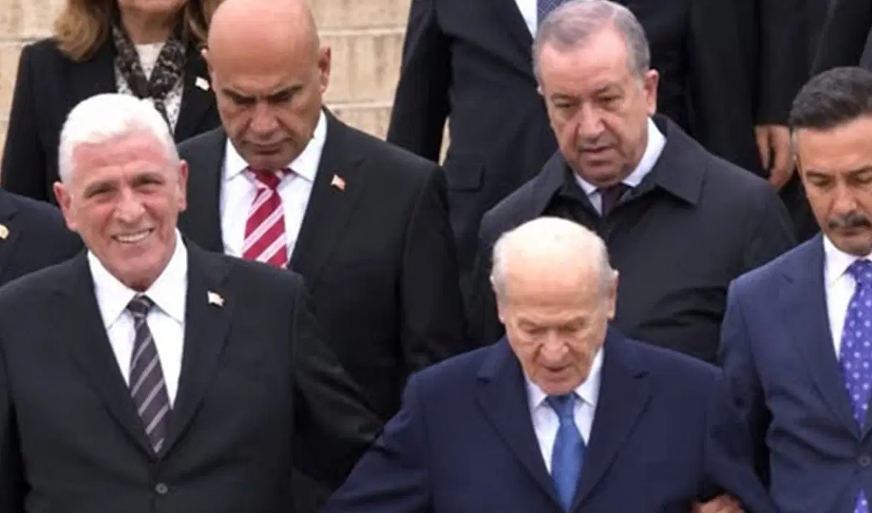 Les images où il prend Bahçeli par le bras avaient fait grand bruit : Dervişoğlu répond aux critiques