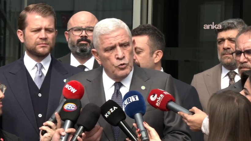 Müsavat Dervişoğlu’nun basın mensuplarına açıklama yaptığı an.