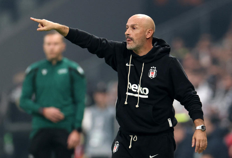 Beşiktaş Teknik Direktörü Vincenzo Italiano saha kenarında talimat verirken