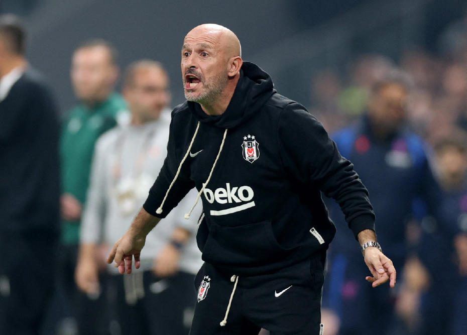 Vincenzo Italiano Beşiktaş eşofmanıyla saha kenarında maç sırasında