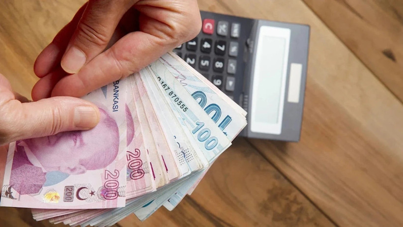 Image représentant des billets de livre turque et une calculatrice pour le calcul de l'augmentation salariale.