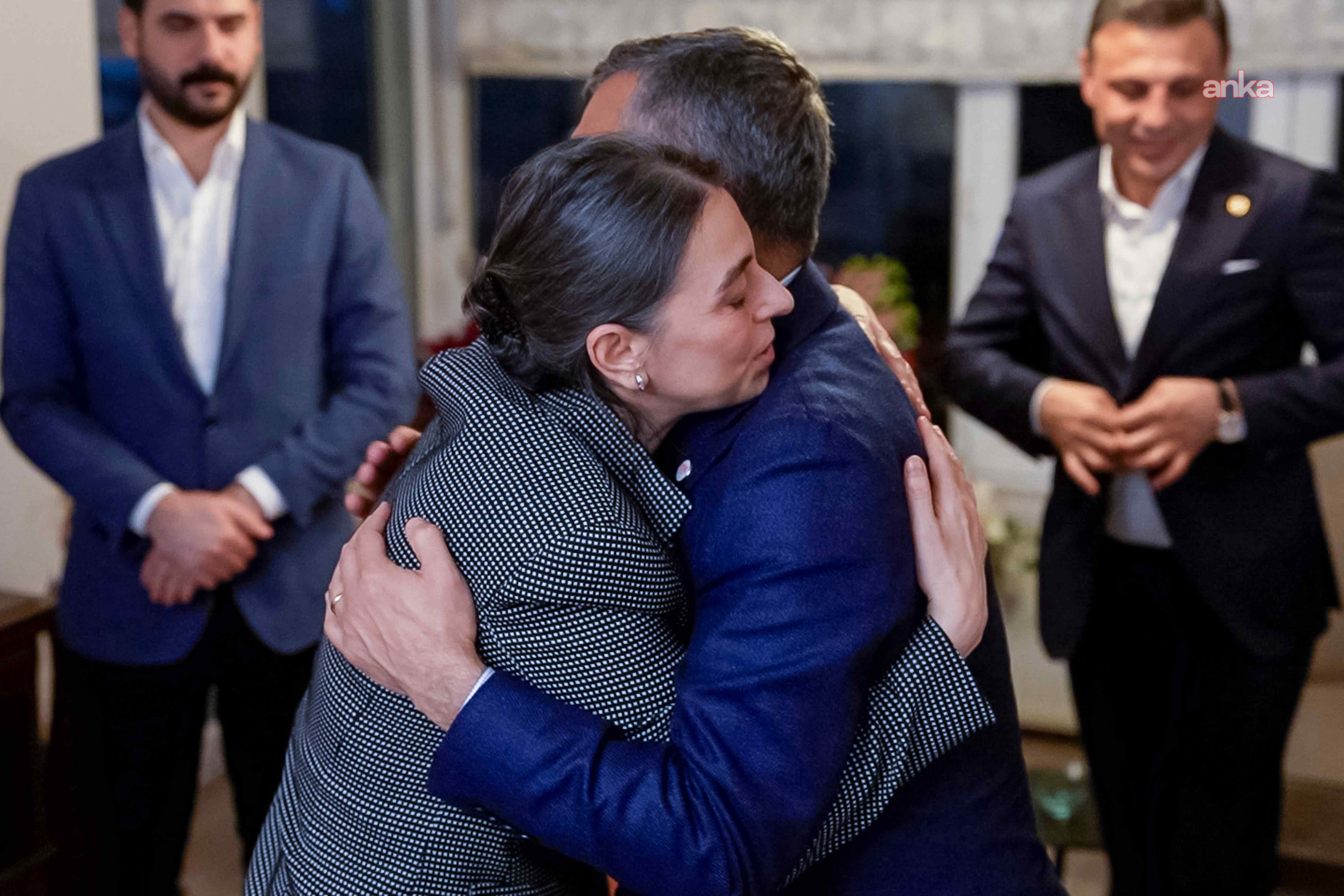 Sinem Dedetaş ve Özgür Özel’in evdeki görüşmesinden yakın plan bir kare.