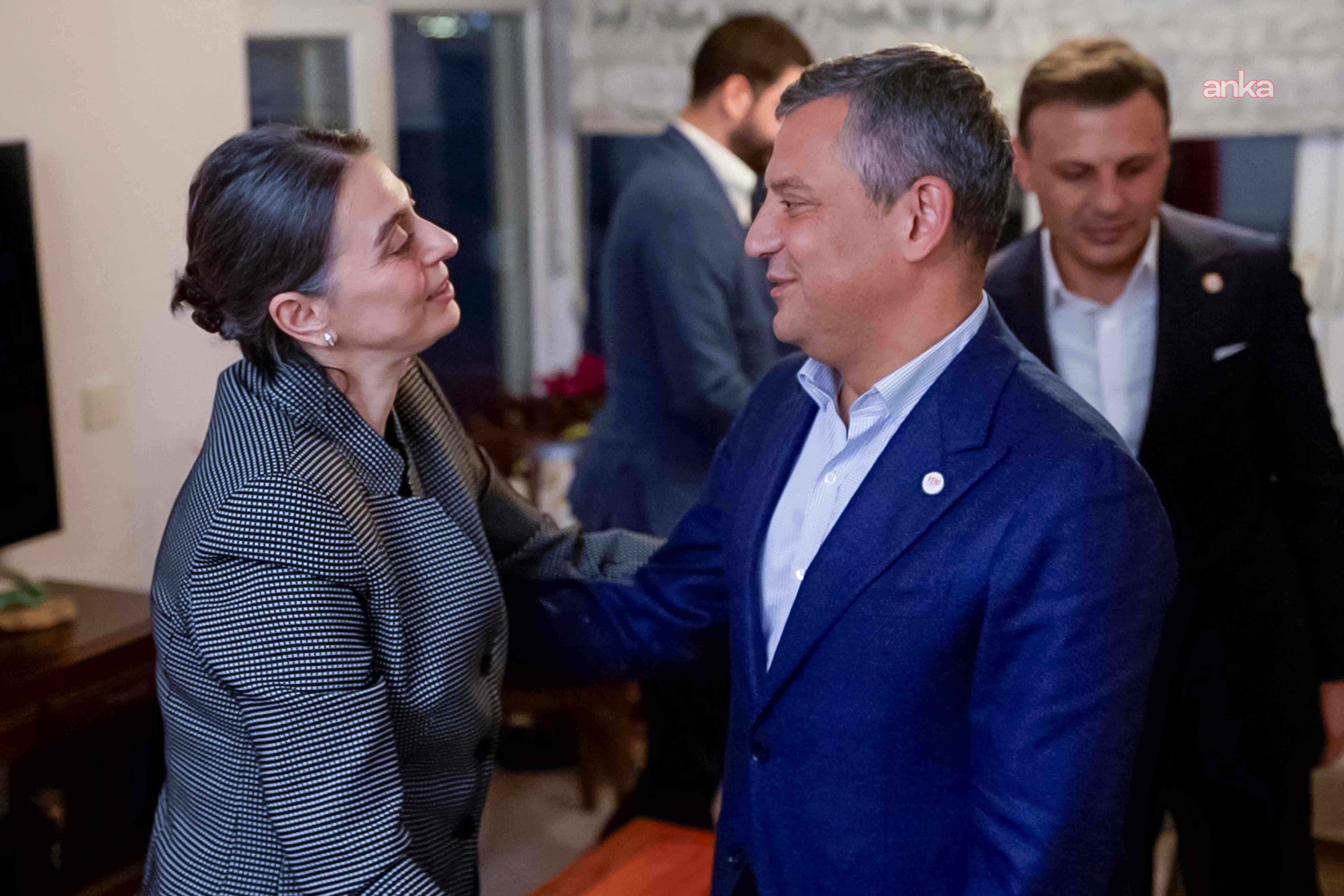 Sinem Dedetaş ve Özgür Özel’in görüşme sırasında yan yana göründüğü fotoğraf.