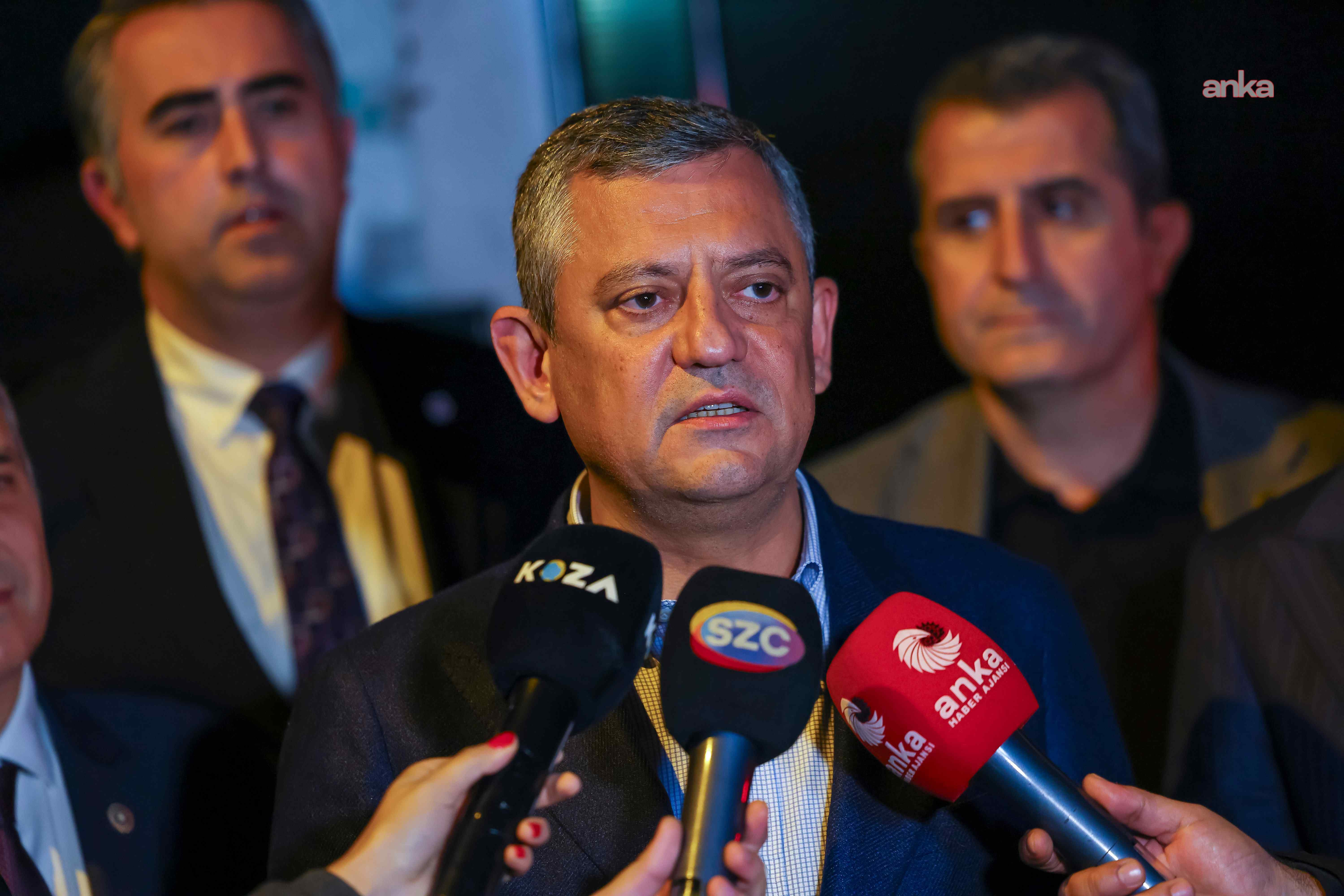 Özgür Özel’in mikrofonlar önünde açıklama yaptığı yakın plan fotoğraf.