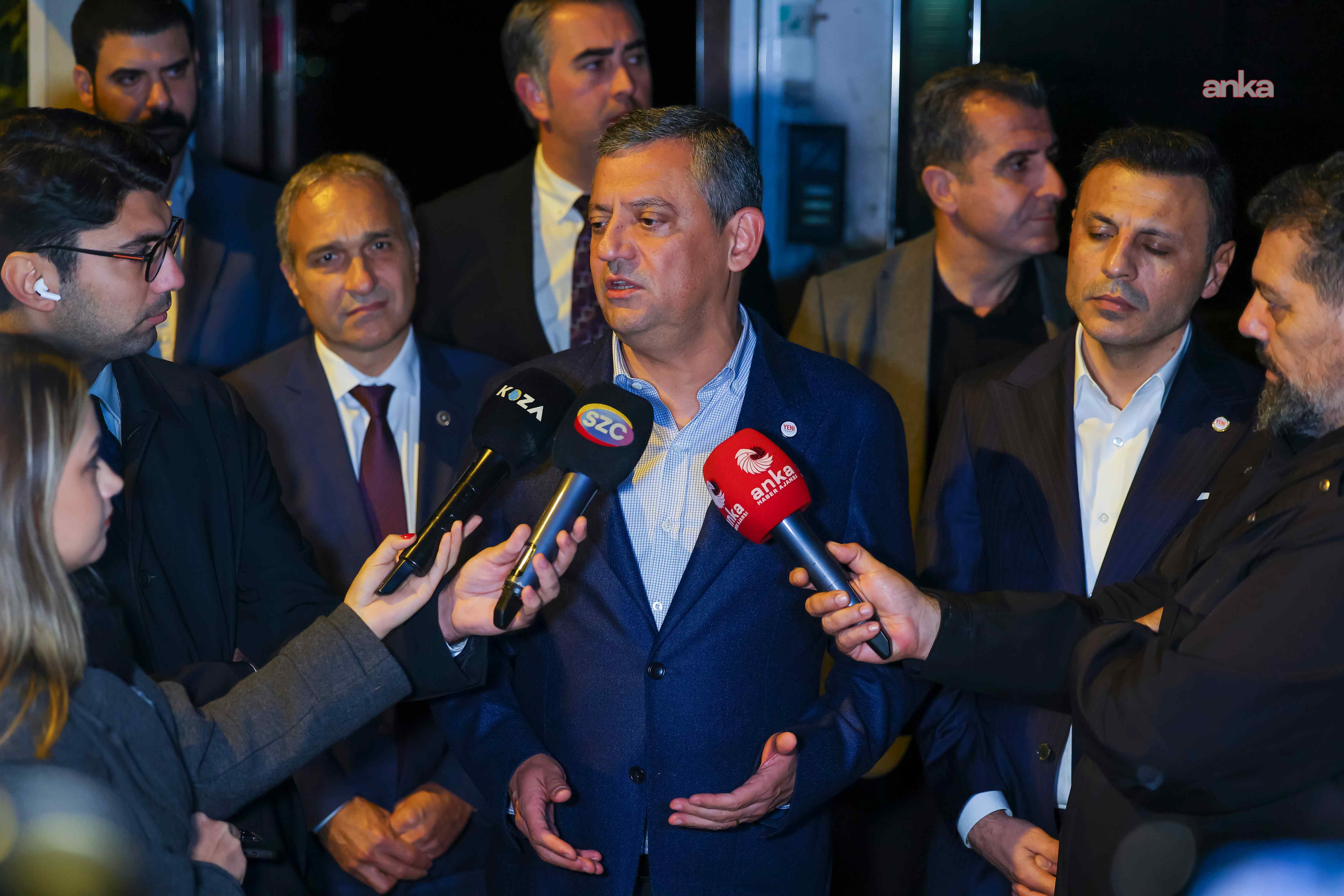 Özgür Özel’in basın mensuplarına konuştuğu sırada çekilen görüntü.