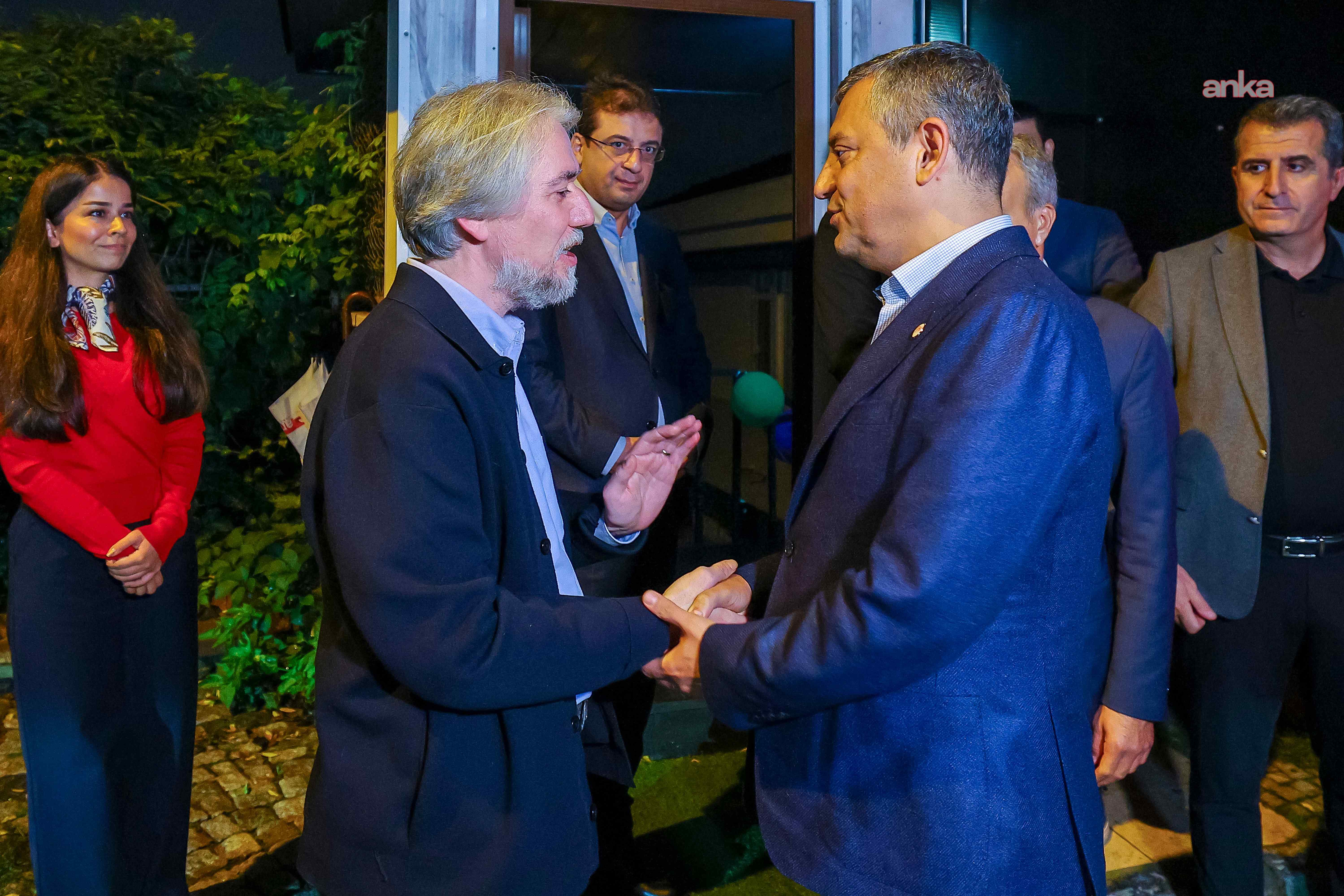 Özgür Özel ve beraberindeki heyetin ziyaret sonrası dışarıda göründüğü fotoğraf.