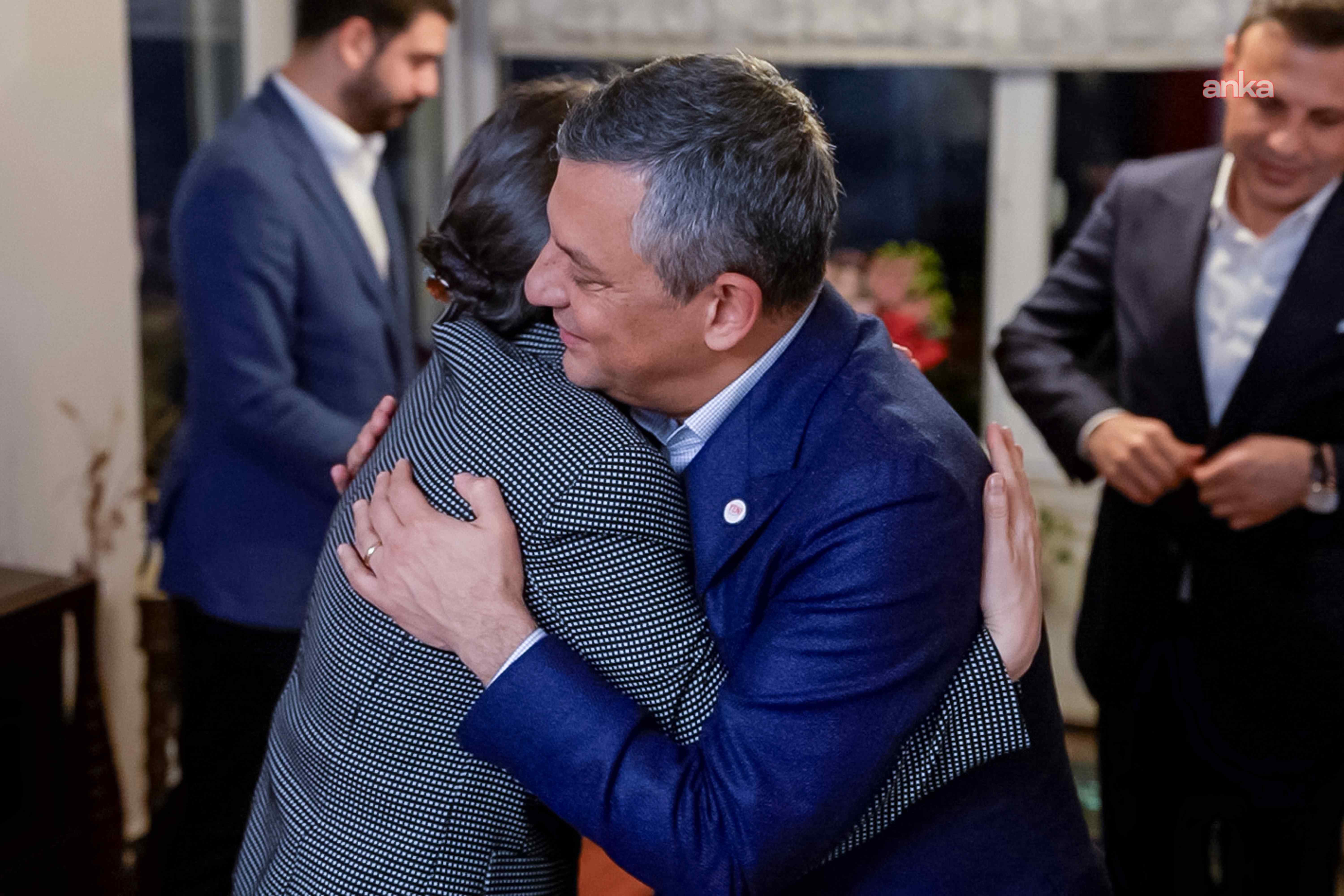 Özgür Özel’in Sinem Dedetaş’a sarıldığı anı gösteren fotoğraf.