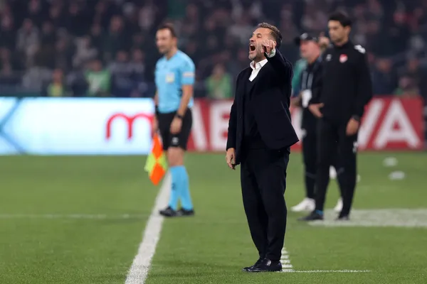 Okan Buruk saha kenarında takımını yönetirken görülüyor.