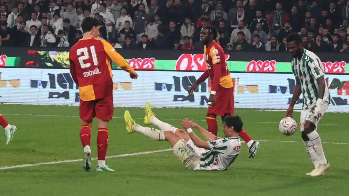 A moment of action from the match between Konyaspor and Galatasaray.