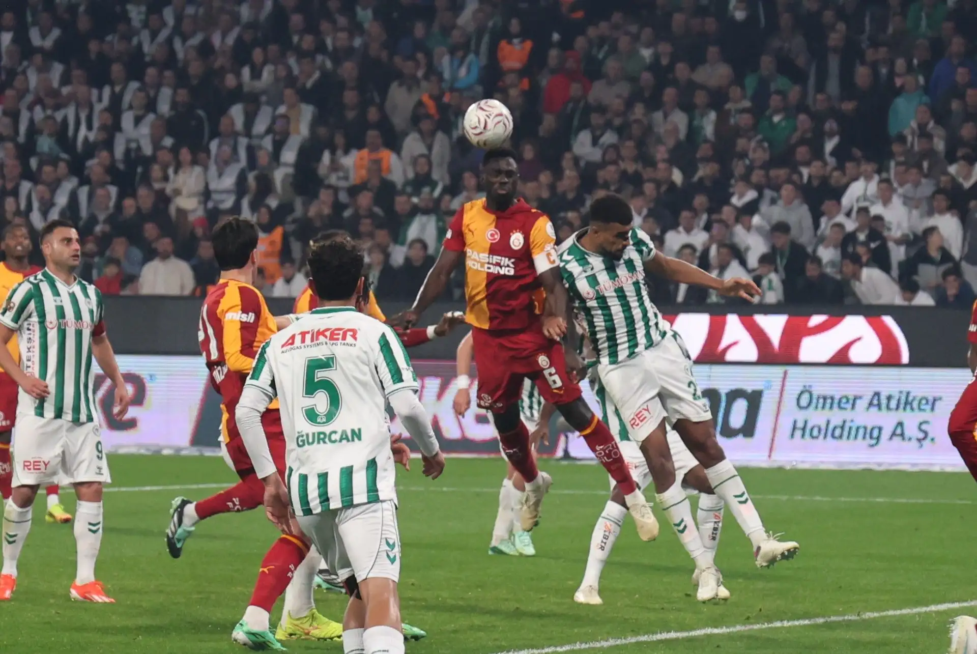 An aerial duel is taking place in the Konyaspor-Galatasaray match.