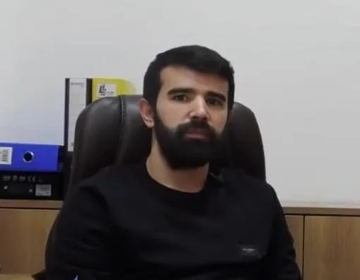 Yusuf Esat Erişgen’in ofis ortamında çekilmiş fotoğrafı.