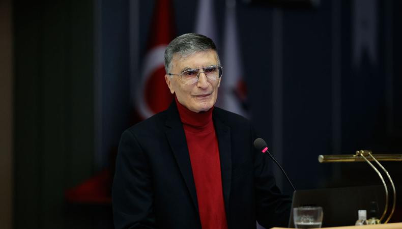 Prof. Dr. Aziz Sancar'ın bir konuşma sırasında çekilmiş fotoğrafı.