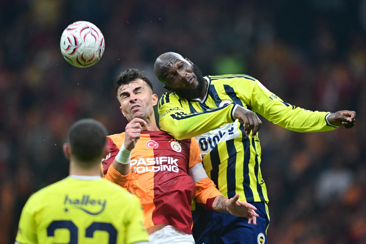 Romelu Lukaku competing for an aerial ball during the Galatasaray derby.