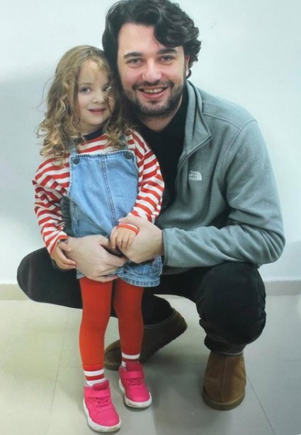 Mehmet Pehlivan’ın bir çocukla birlikte yer aldığı aile fotoğrafı.