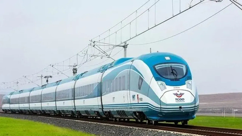 Elektrikli hatta ilerleyen mavi beyaz hızlı tren.