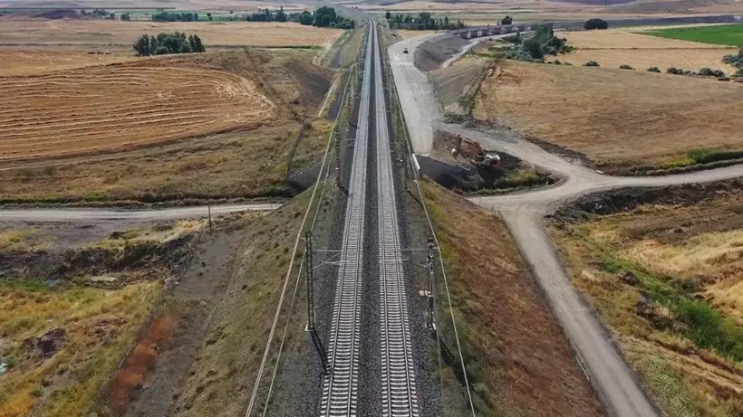 Kırsal araziden geçen çift hatlı demiryolunun havadan görünümü.