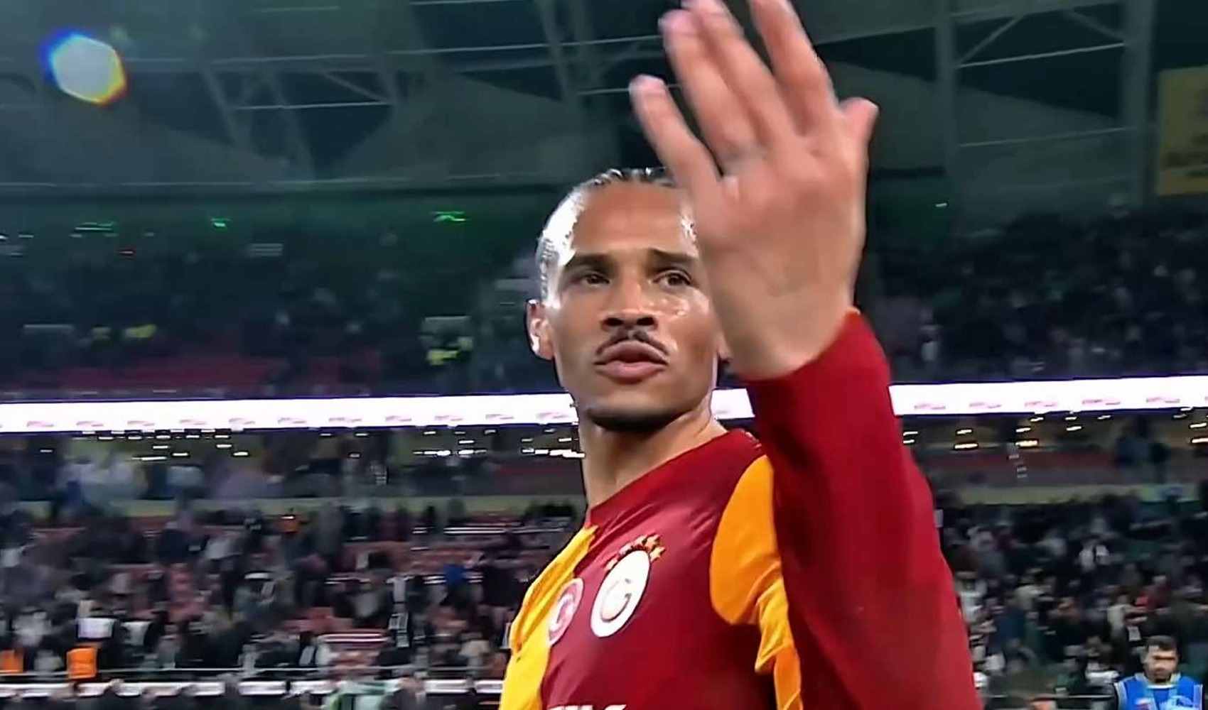 Leroy Sané, Galatasaray’ın farklı Konyaspor galibiyeti sonrası kameramana tepki gösterdi