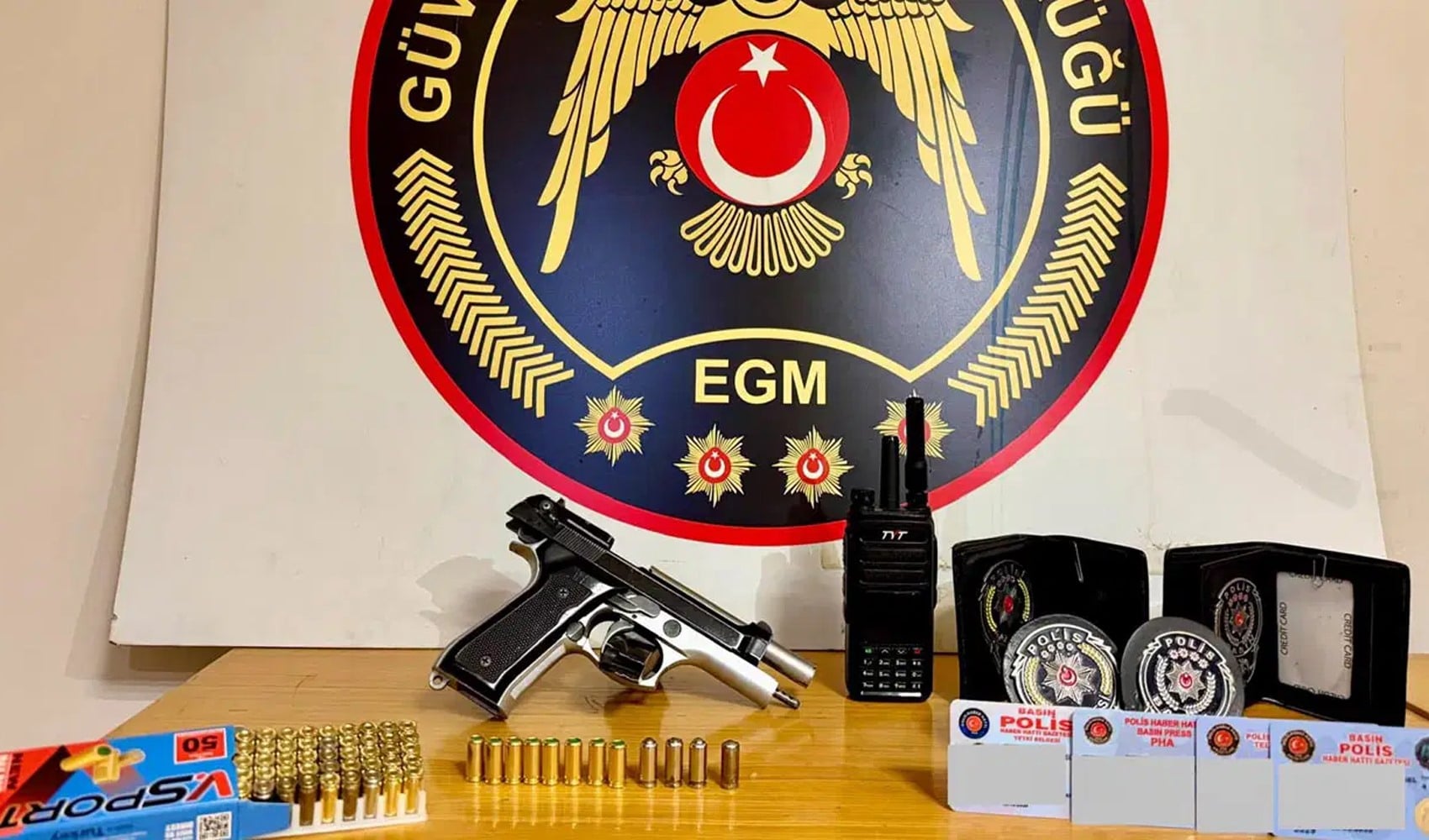 Sosyal medyada polis amblemiyle silah teşhiri: İzmir’de şüpheliye operasyon