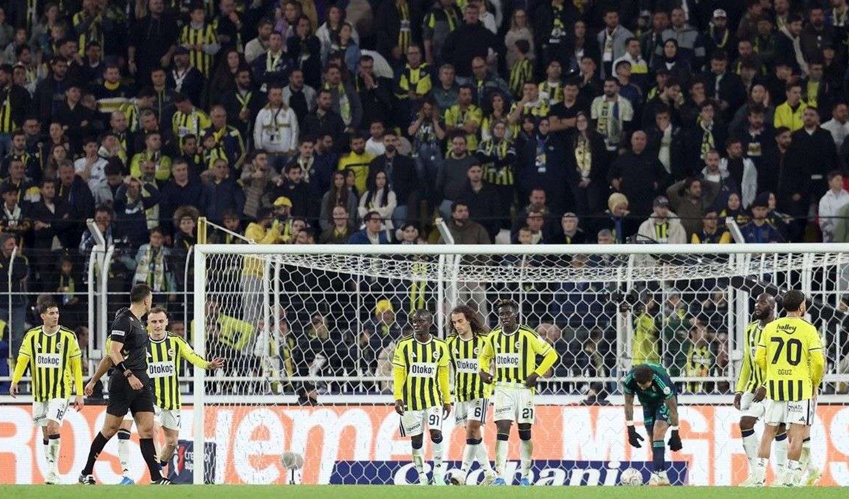 Fenerbahçe taraftarından Göztepe yenilgisi sonrası Aziz Yıldırım yönetimine istifa tezahüratı