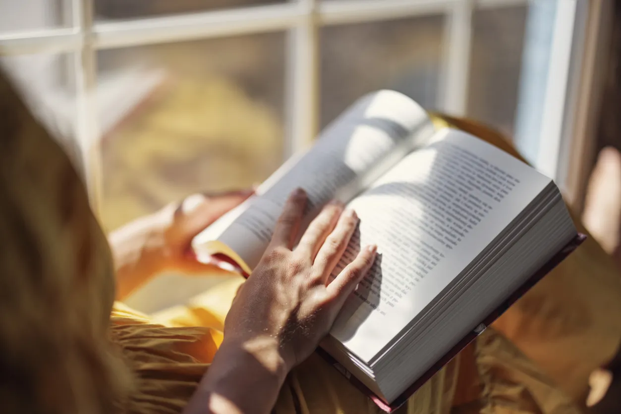 Kitap okuyan kişi görseli.