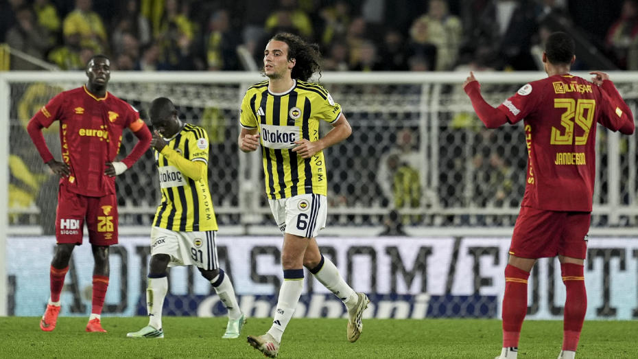 Fenerbahçeli Matteo Guendouzi ve Göztepeli futbolcular maç sırasında sahada