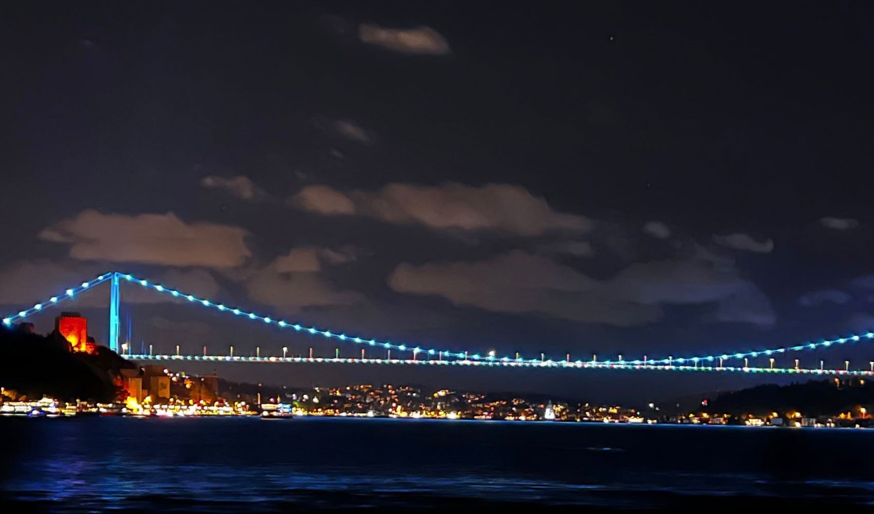 Fatih Sultan Mehmet Köprüsü turkuaz renge büründü