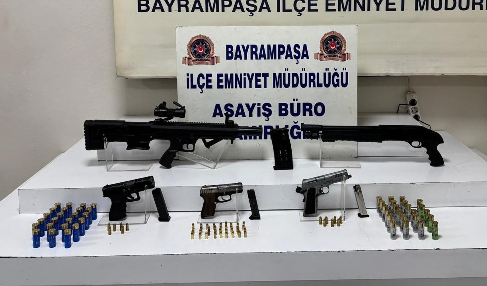 Bayrampaşa’da evden silah ve fişek çıktı