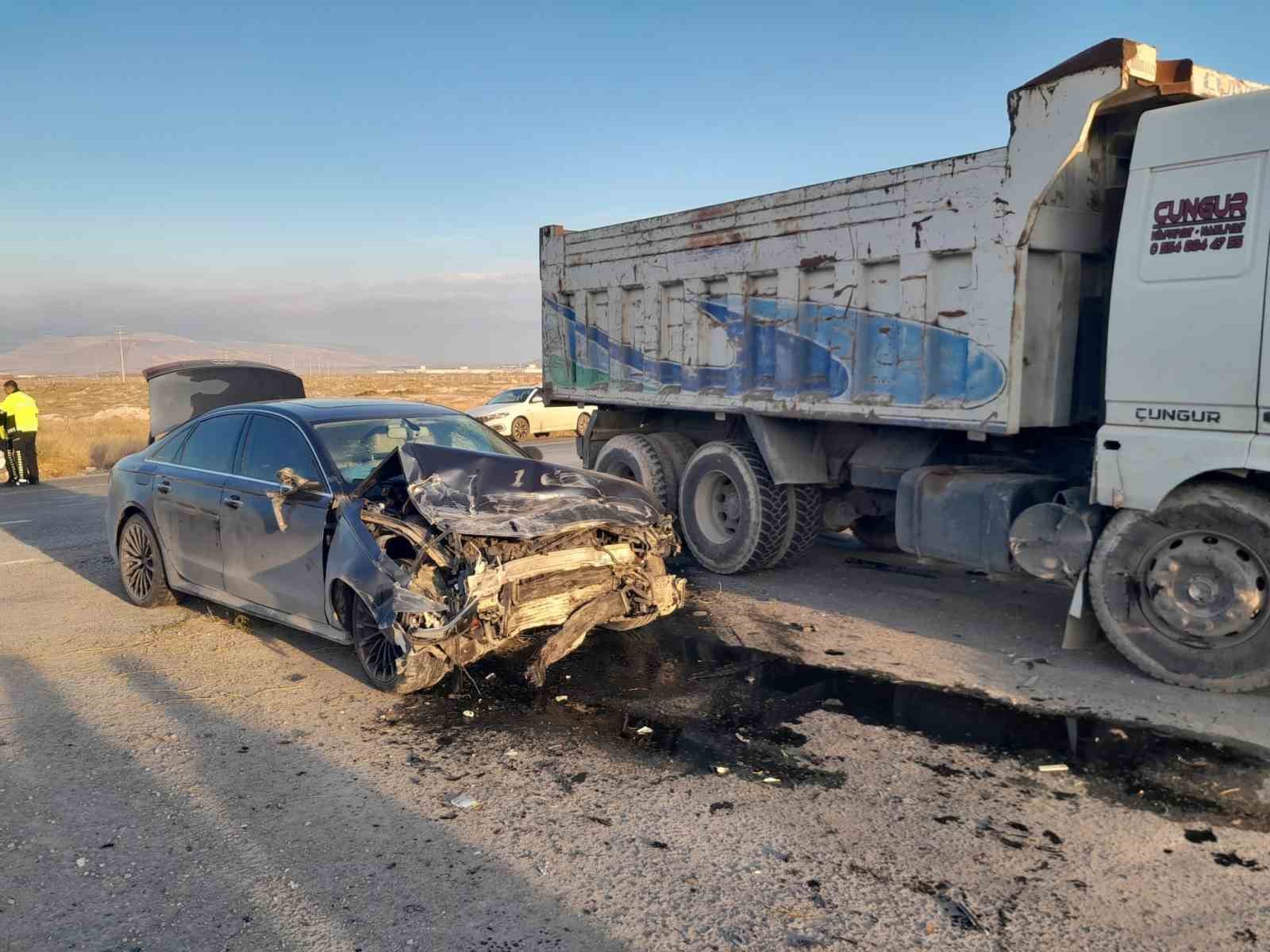 The truck involved in the accident and the car with front-end damage in Konya Karapınar.