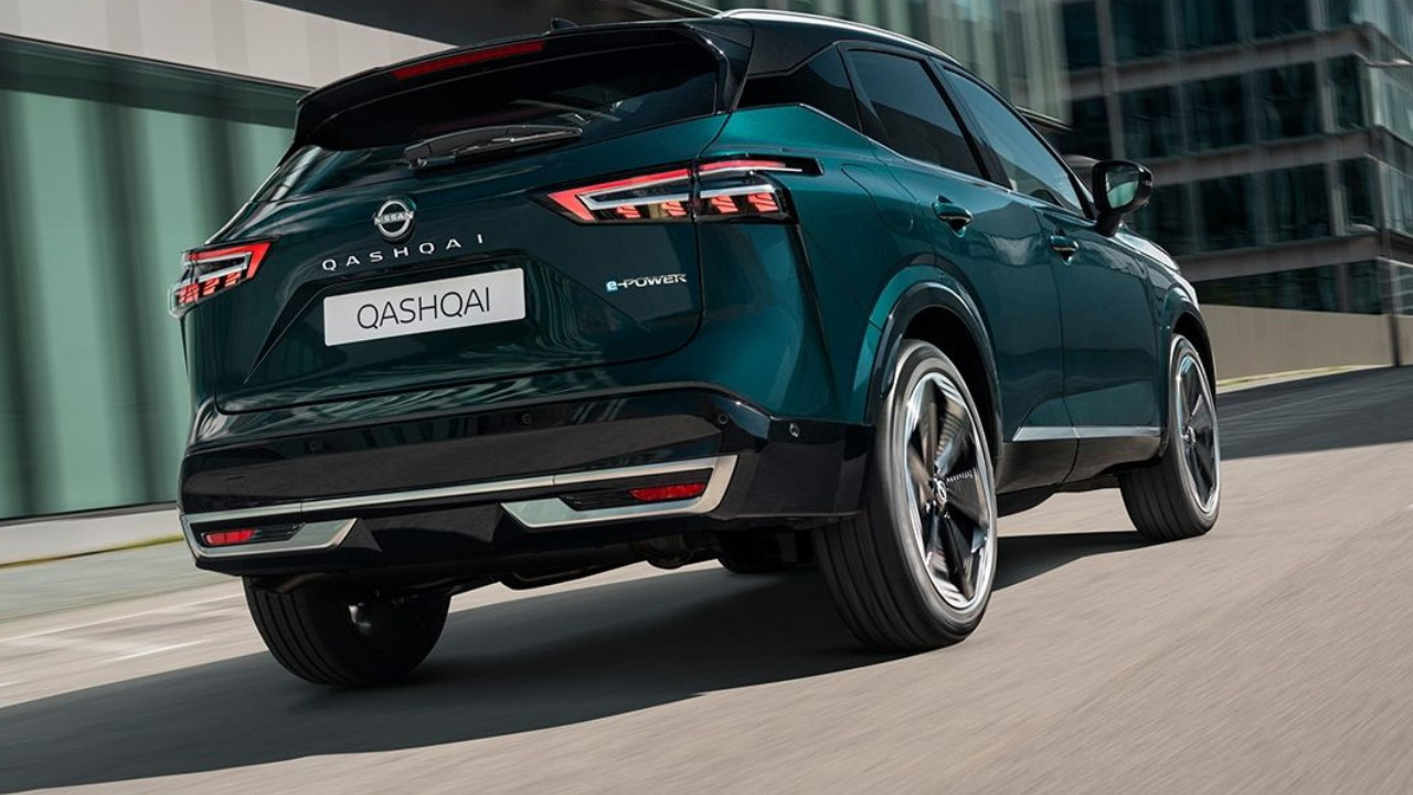 Yolda ilerleyen koyu renkli Nissan Qashqai otomobil.