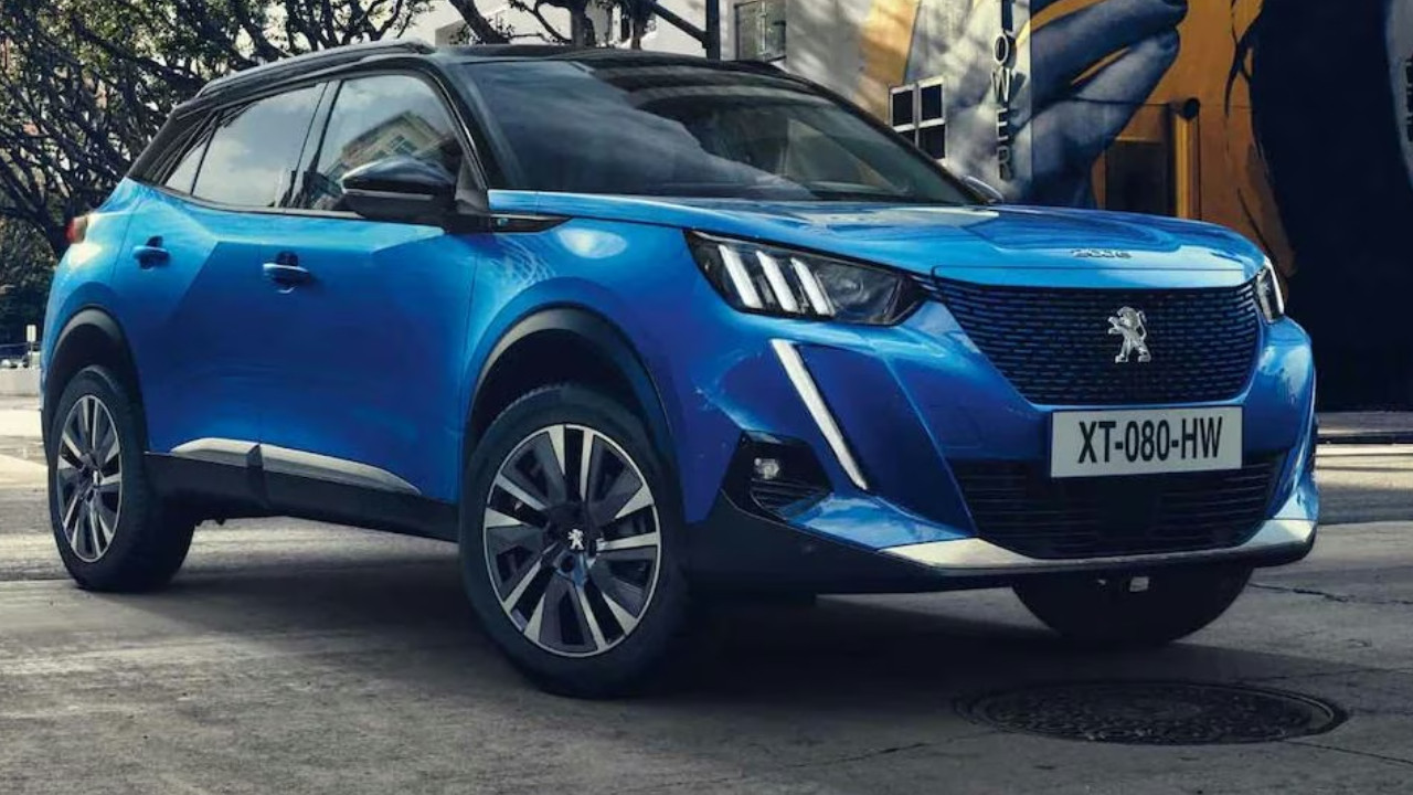 Şehir içinde park halinde görülen mavi Peugeot SUV.