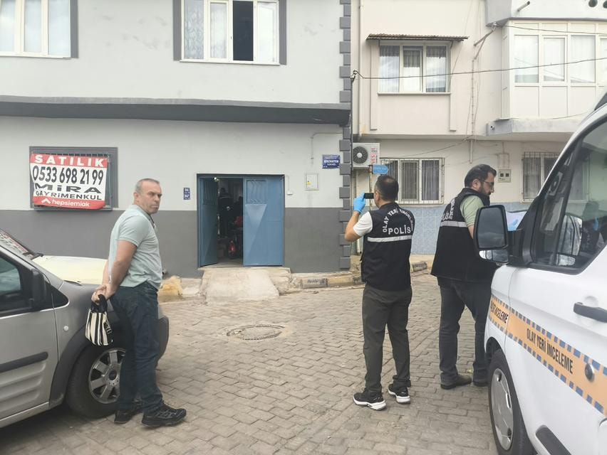 Aydın Efeler’de olayın yaşandığı binanın önünde polis ve olay yeri inceleme ekipleri görülüyor.