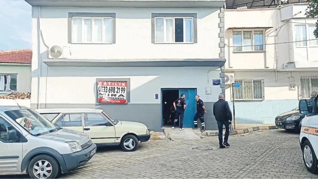 Aydın’da iki katlı bir binanın önünde polis ve sağlık ekipleri, binada satılık ilanı görülüyor.