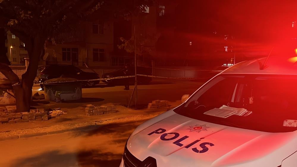 Gece saatlerinde polis aracı ve güvenlik şeridiyle kapatılan olay yeri.
