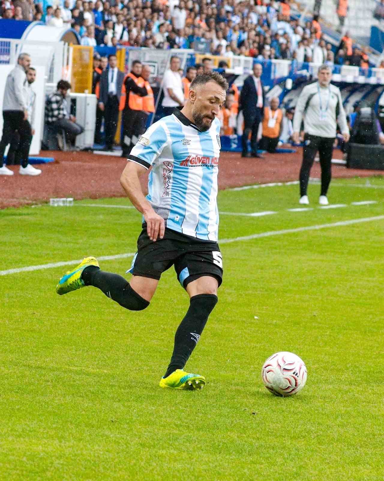 Erzurumspor FK forması giyen Orhan Ovacıklı maç sırasında topa hareketlenirken görülüyor.