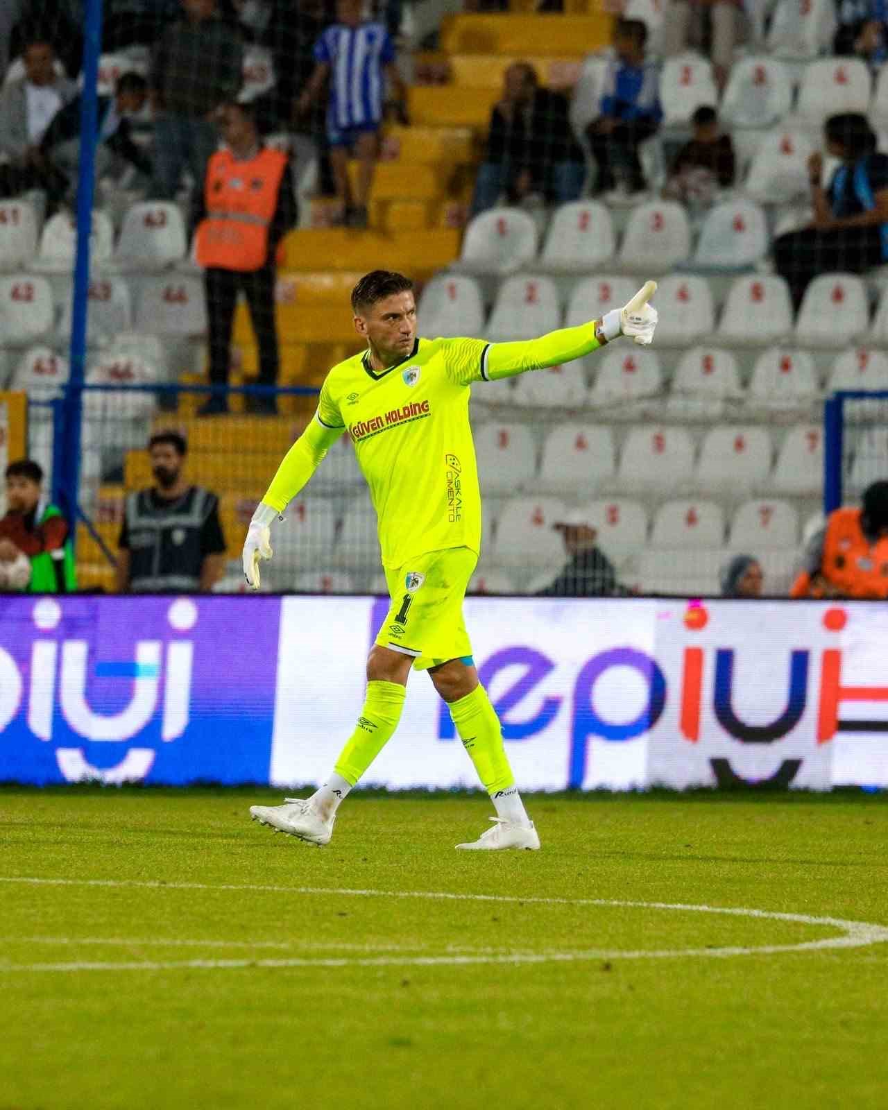 Erzurumspor FK kalecisi Ertuğrul Taşkıran sahada takım arkadaşlarına yön gösterirken görülüyor.