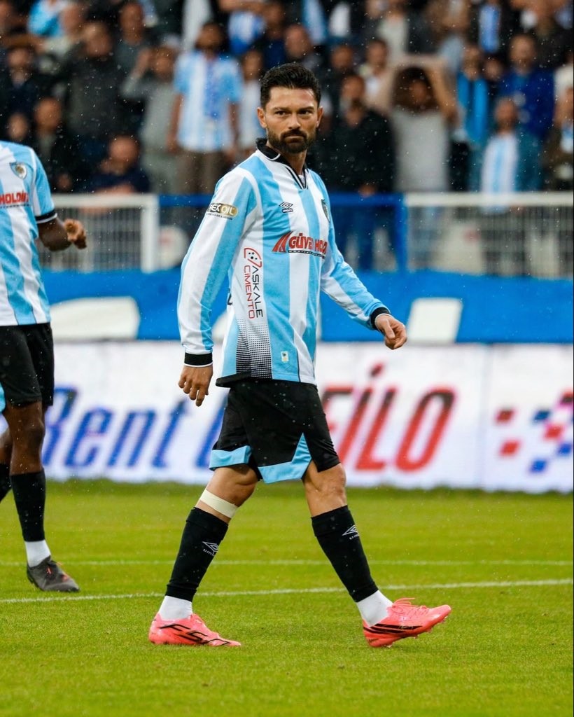 Erzurumspor FK forması giyen Eren Tozlu maç sırasında sahada yürürken görülüyor.