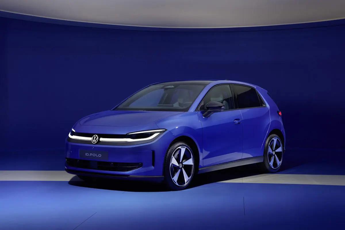 Mavi renkte Volkswagen ID. Polo, stüdyo ortamında önden görünüm.