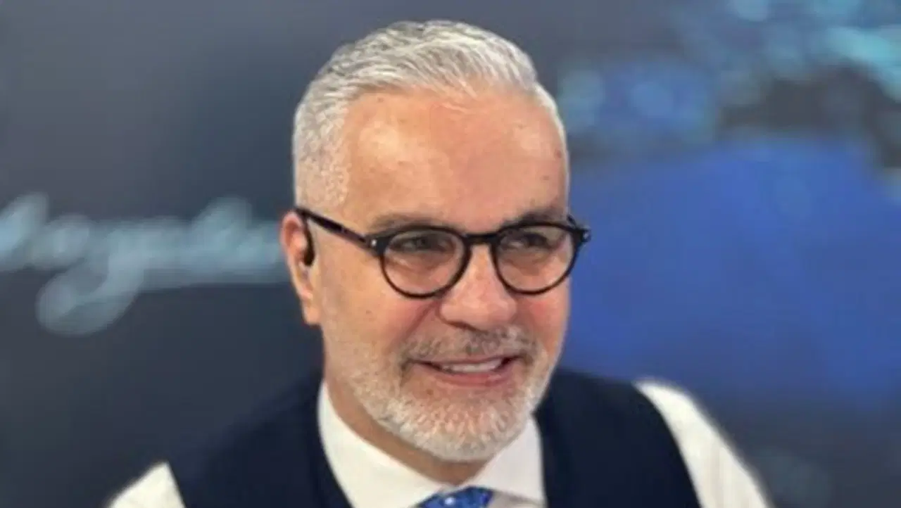 Hadi Özışık’ın yakın plan portre fotoğrafı.