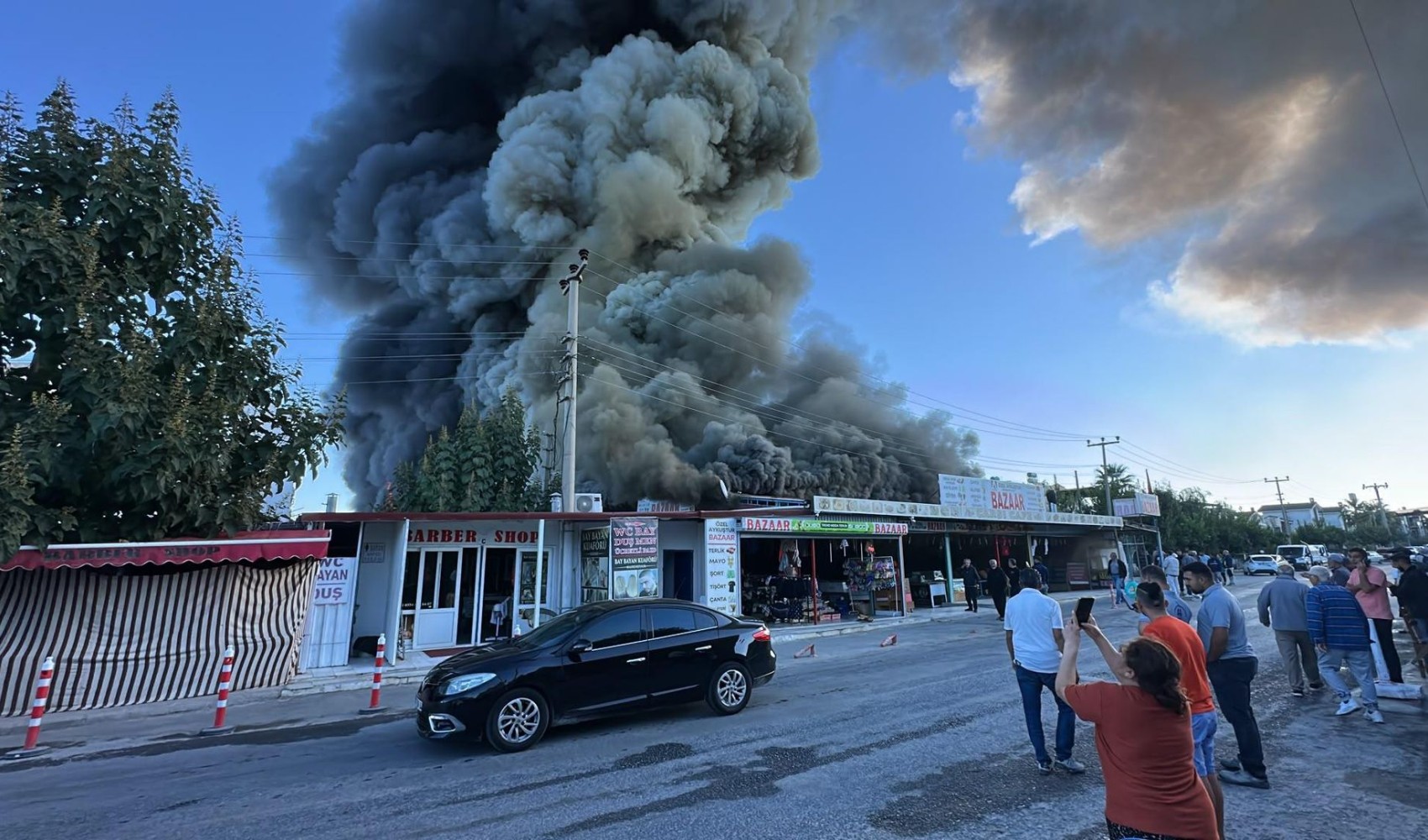 Incendio al mercato di Kuşadası si propaga alle attività commerciali