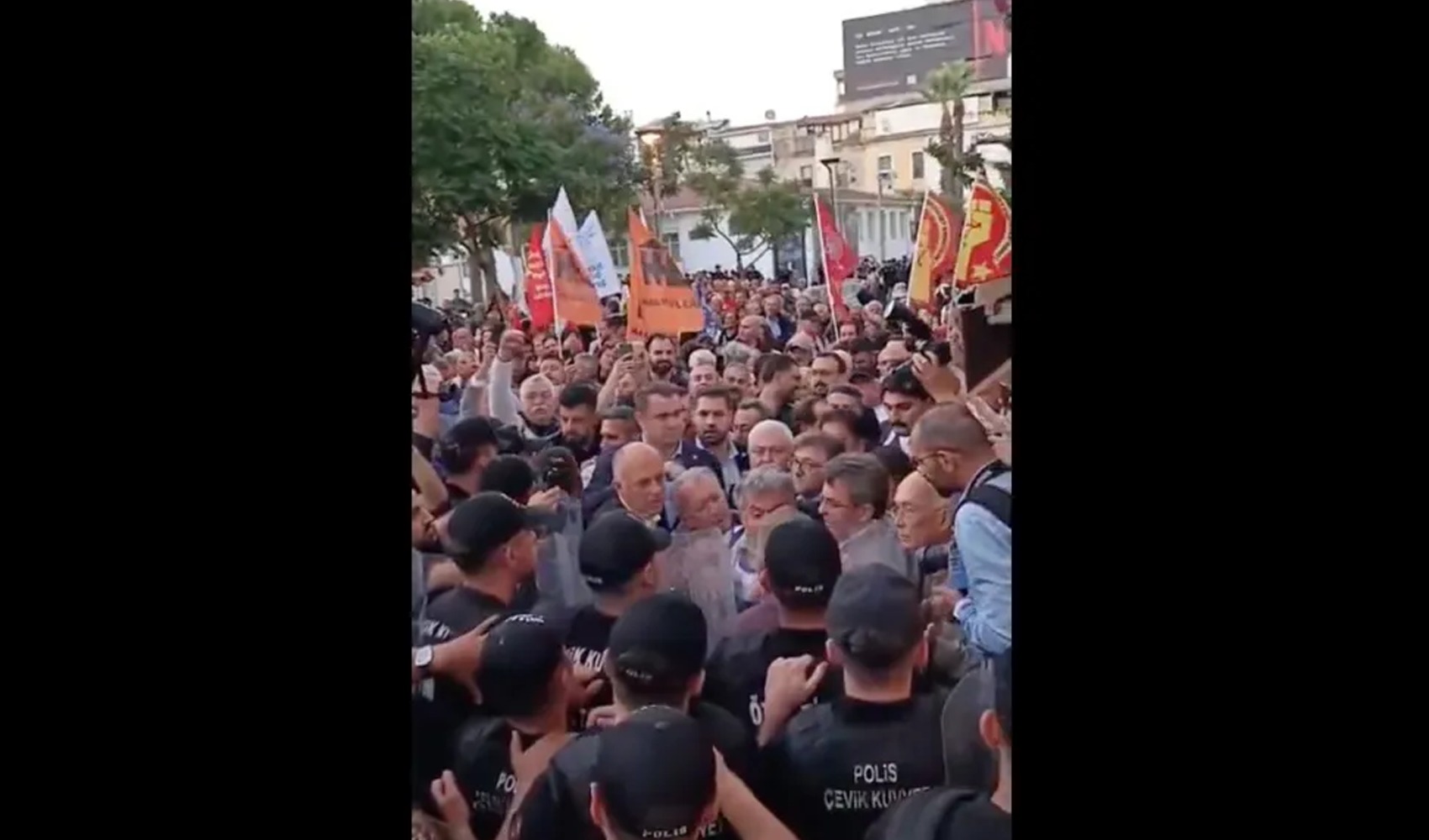 La rumeur d'un passage de Cemil Tugay à l'AKP protestée à Izmir : intervention policière lors de la manifestation à Alsancak