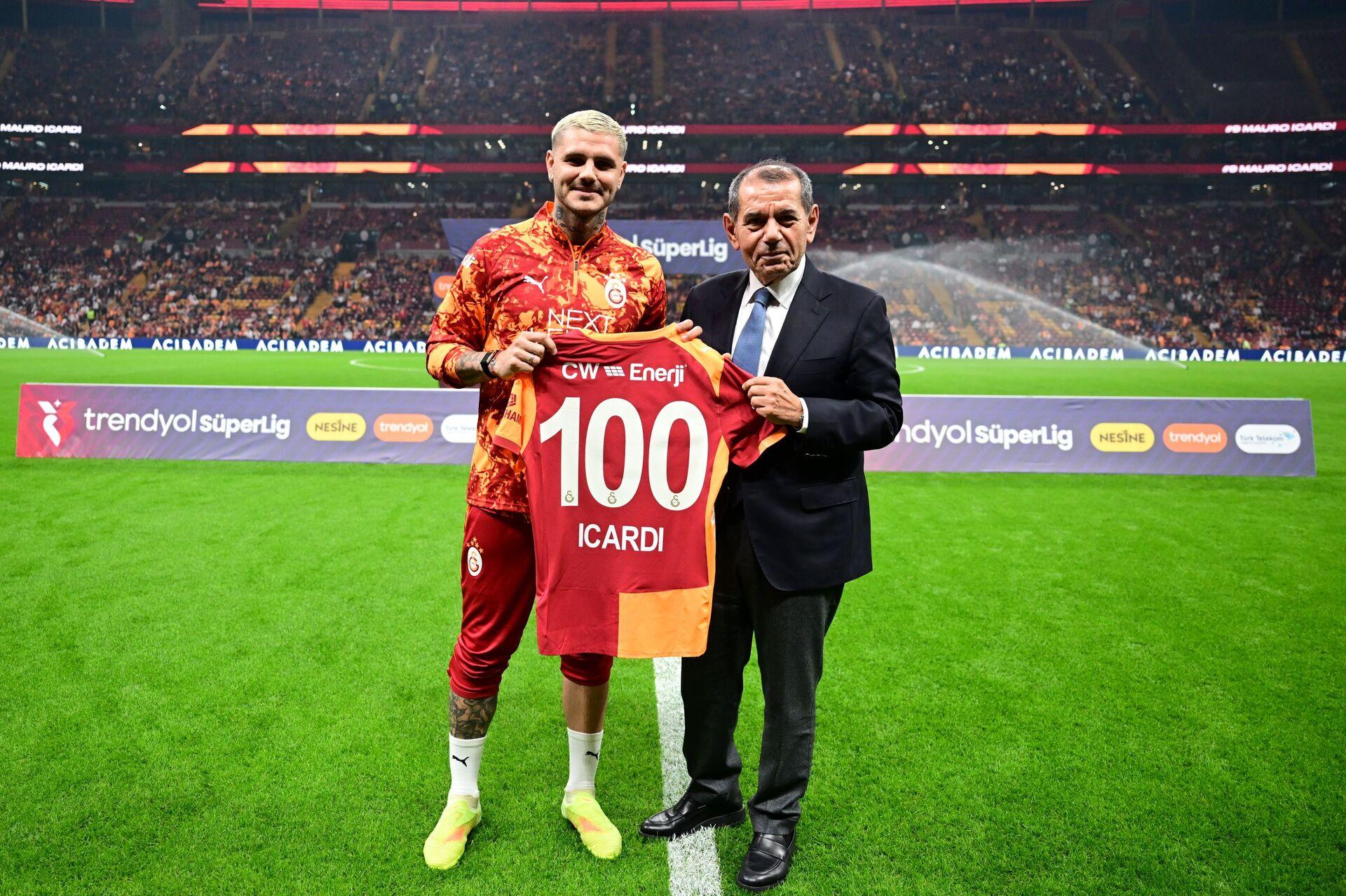 Mauro Icardi ve Dursun Özbek, Galatasaray formasıyla stat zemininde poz verirken görülüyor.