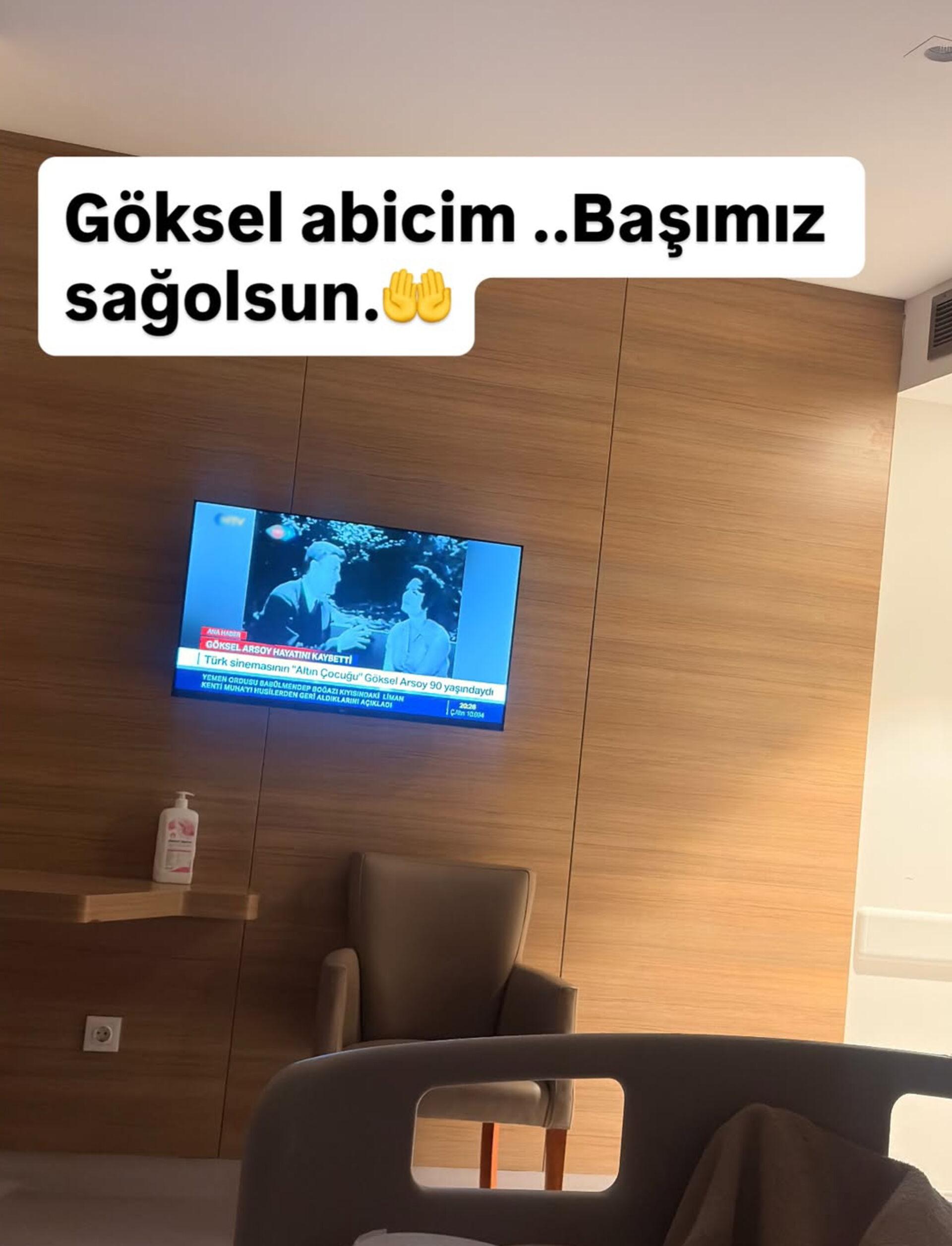 Hastane odasında televizyon ekranı ve Nuri Alço’nun Göksel Arsoy için yaptığı başsağlığı paylaşımı görülüyor.