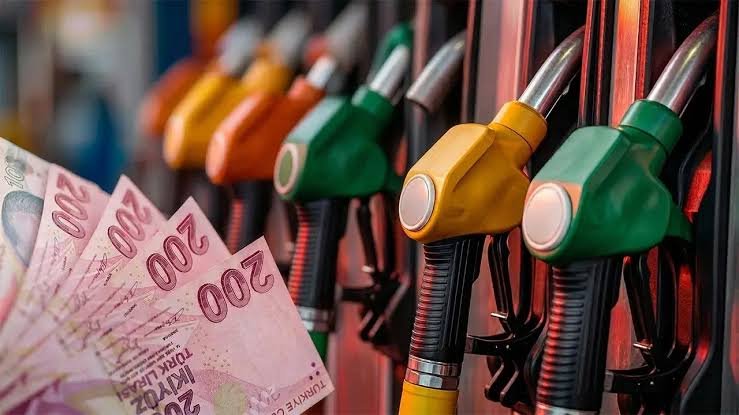 Akaryakıt pompaları ve Türk lirası banknotları.