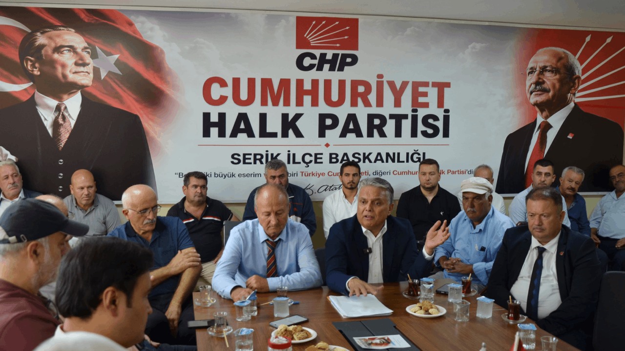 CHP Serik İlçe Başkanlığı binasında yapılan toplantıda Ümit Uysal ve partililer masa etrafında oturuyor.