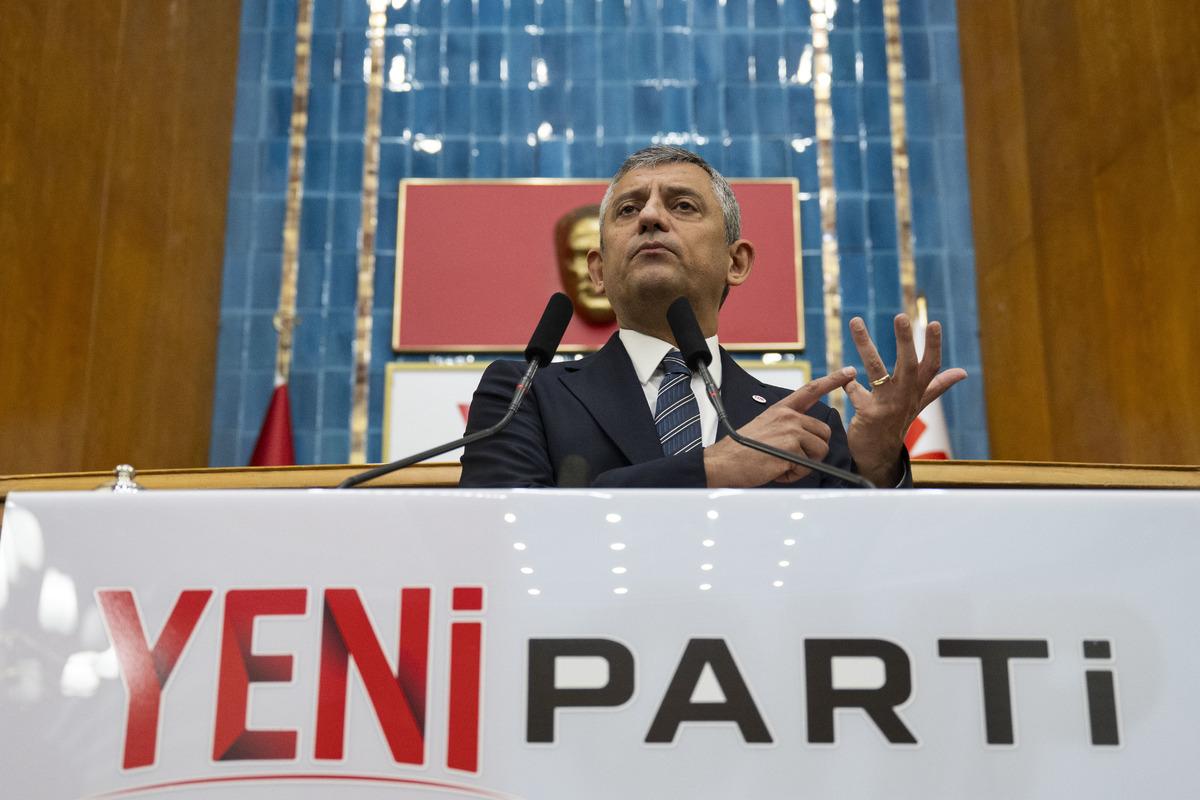 Özgür Özel kürsüde konuşma yaparken görülüyor.