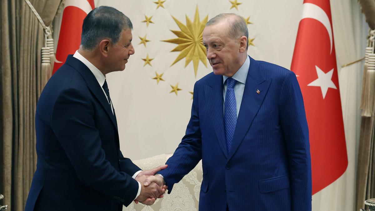 Cumhurbaşkanı Recep Tayyip Erdoğan’ın resmi bir görüşmede bir siyasetçiyle tokalaştığı görüntü.