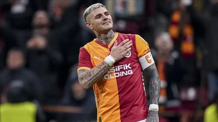 Mauro Icardi, Galatasaray forması ve kaptanlık pazubandıyla elini göğsüne götürmüş halde görülüyor.