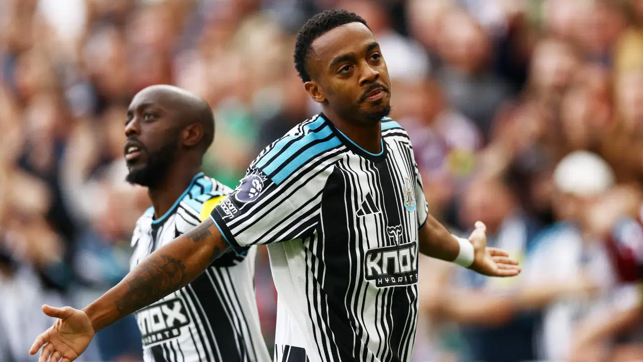 Joe Willock im Trikot von Newcastle United während eines Spiels.