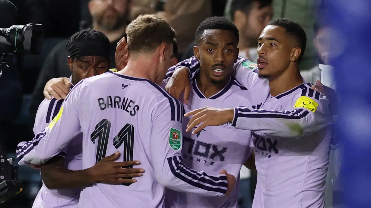 Joe Willock und Spieler von Newcastle United feiern ein Tor im Spiel.