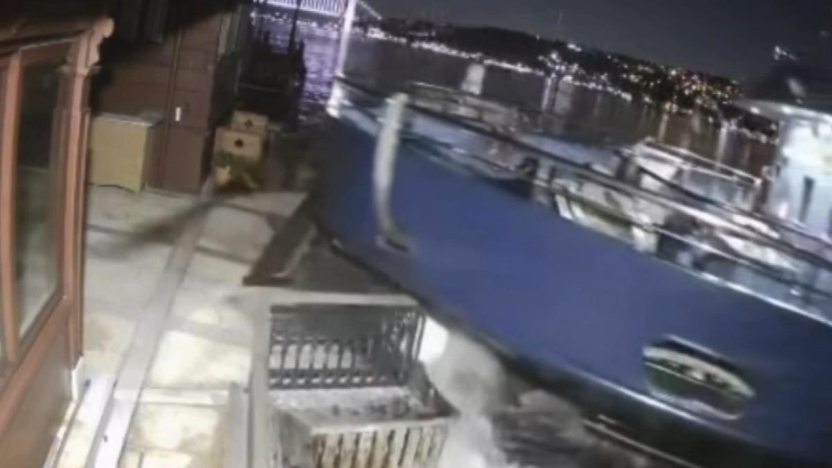 Üsküdar’da gece saatlerinde yolcu vapurunun yalı rıhtımına yaklaştığını gösteren görüntü.